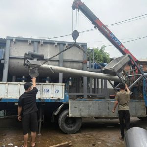 MÁY TRỘN PHÂN BÓN 2 TẤN KÈM VÍT TẢI CẤP LIỆU TỰ ĐỘNG